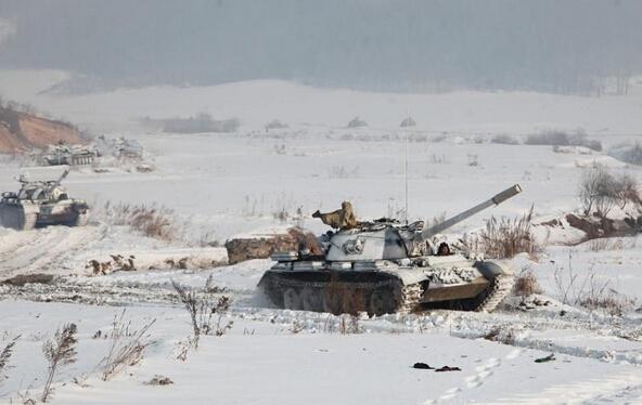 59坦克刷雪地涂装 不光瞬间霸气了 而且隐蔽性还好